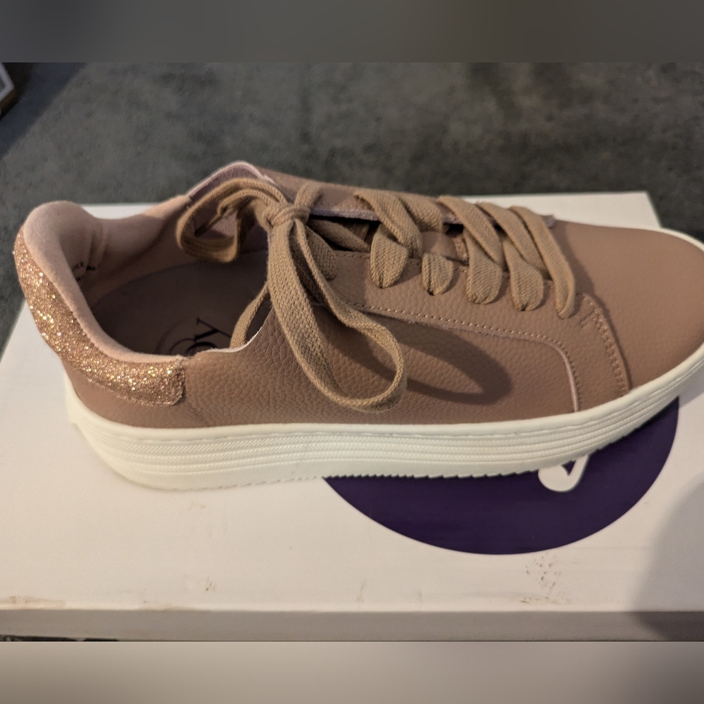 NIB Joy Genuine Leather Sneaker